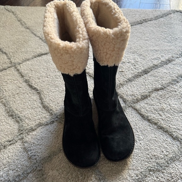 UGG AUSTRALIA KARYN CUFF SHEEPSKIN BOOT BLACK SUEDE WOOL WATER RESISTANT 9 - Picture 6 of 12
